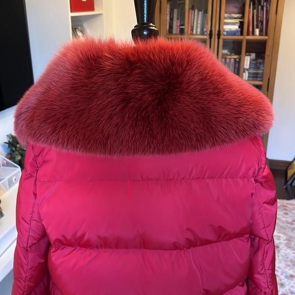 Moncler red puffer size M in excellent condition. Removable Blue fox fur trim - Picture 5 of 14